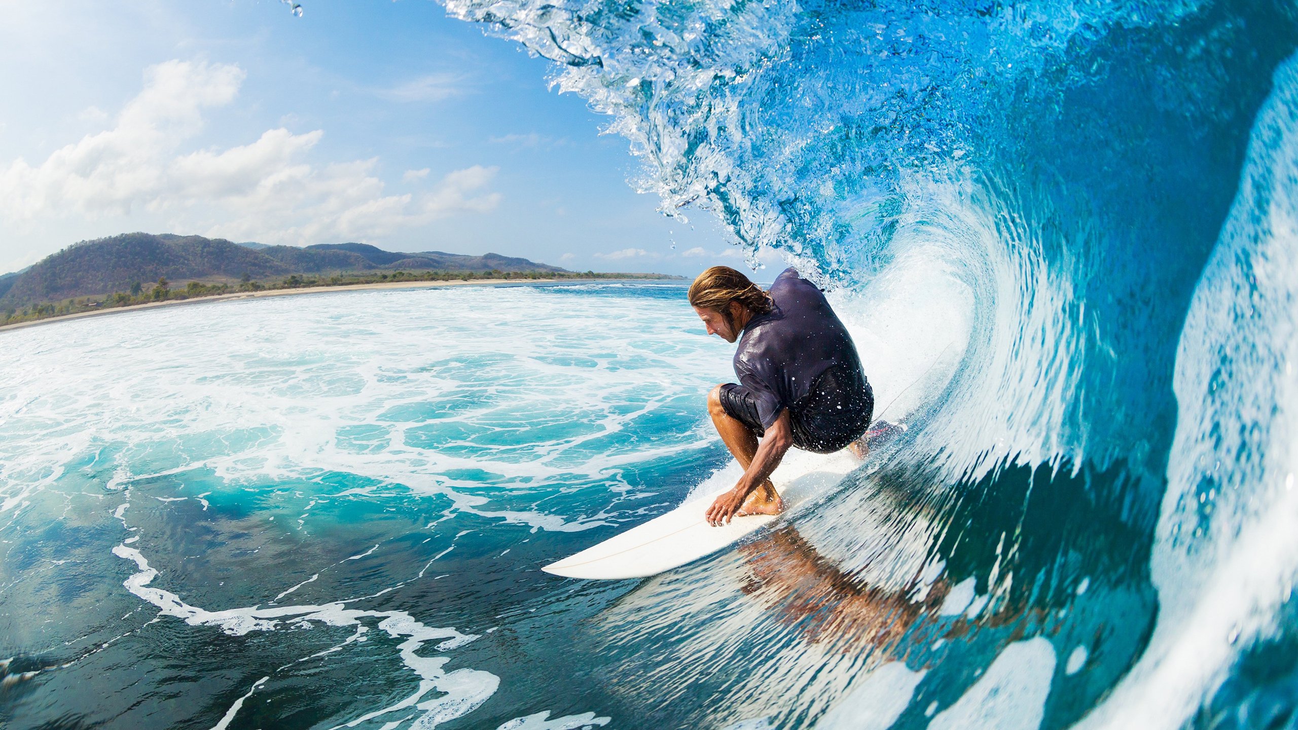 “新加坡游泳赛场：泳者挑战自我，争夺荣誉”