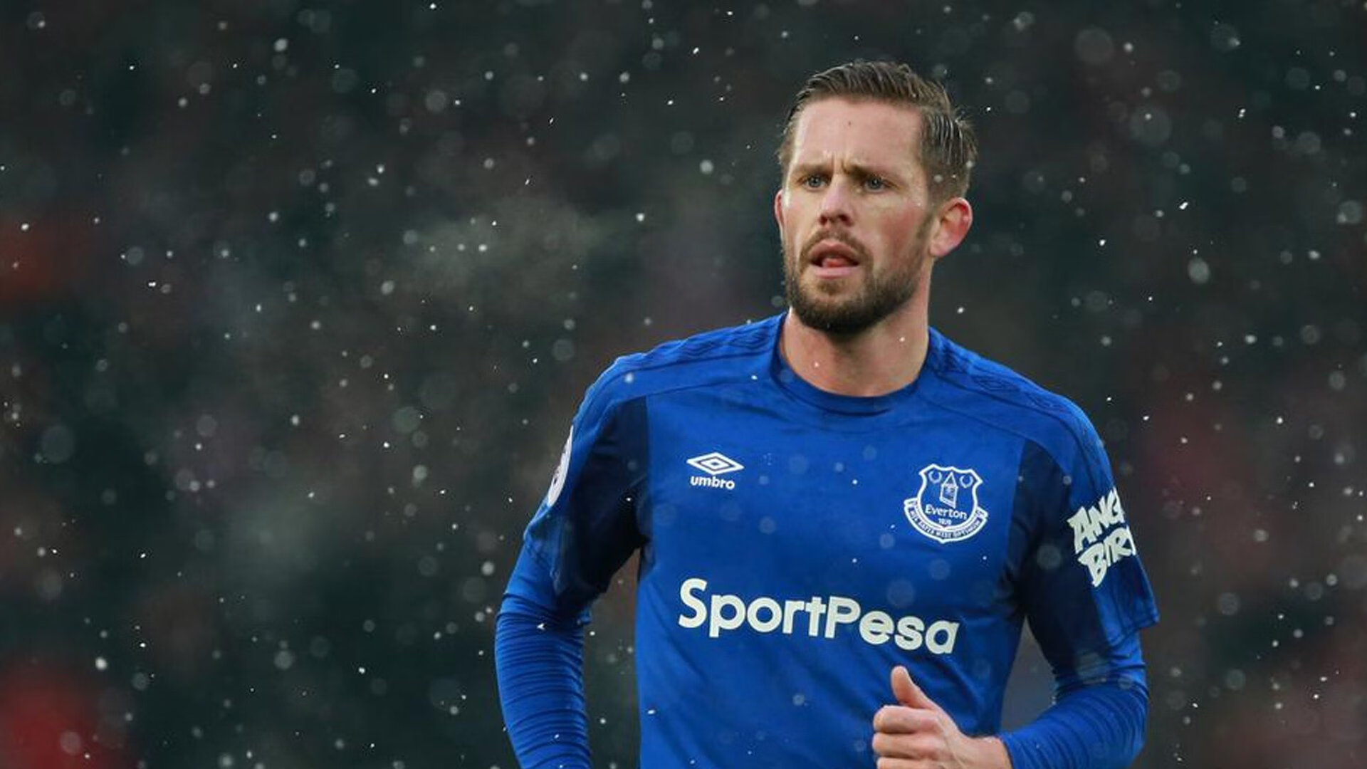 “高新体育中心:健力运动员挑战极限,举重赛事燃爆全场”